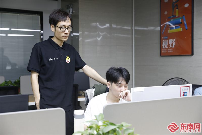 蔡再现每天都会关注线上交易情况。东南网记者陈诗婷 摄.jpg