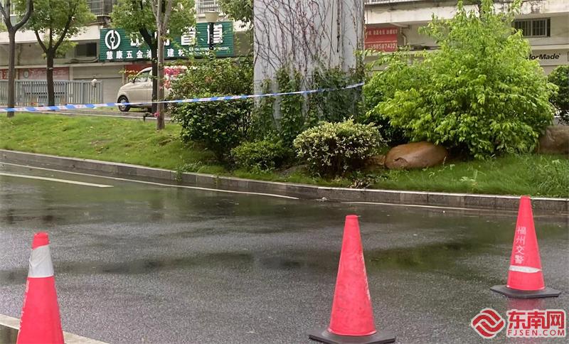 外环路部分路段积水,泉头进口已临时交通管制,车辆无法通行。东南网记者 卢金福 摄.jpg