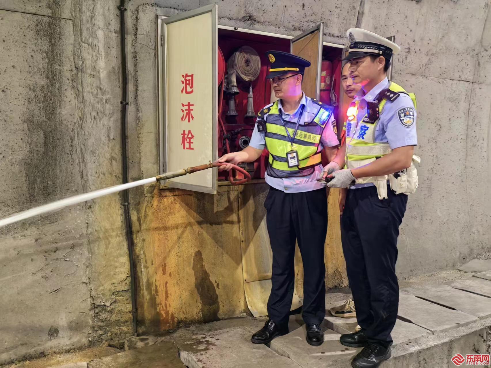 检查隧道内消防设备。龙岩高速执法支队 供图