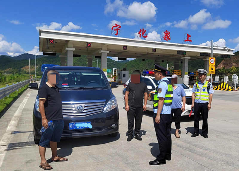 联合执法小组在宁化泉上收费站查处违法网约车.jpg