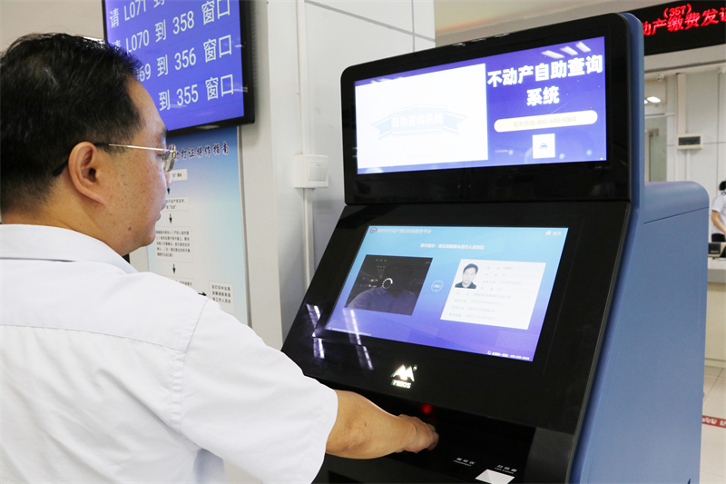 为了更方便群众领取不动产权证书，福州市不动产登记和交易中心提供自助领证服务。群众只要刷身份证，即可机器制证。 东南网记者郑晓丹 摄.jpg