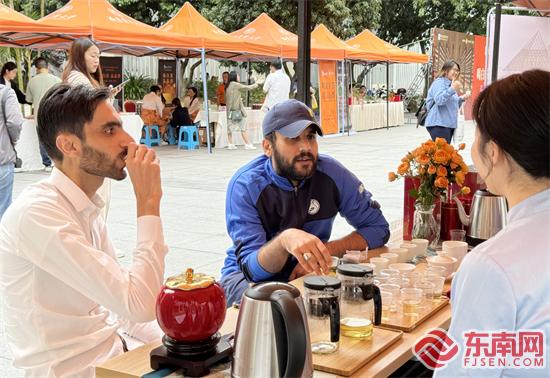 会议外围设置品茗区,展示福建省各大茶企的茶品。 东南网记者郑晓丹 摄.jpg