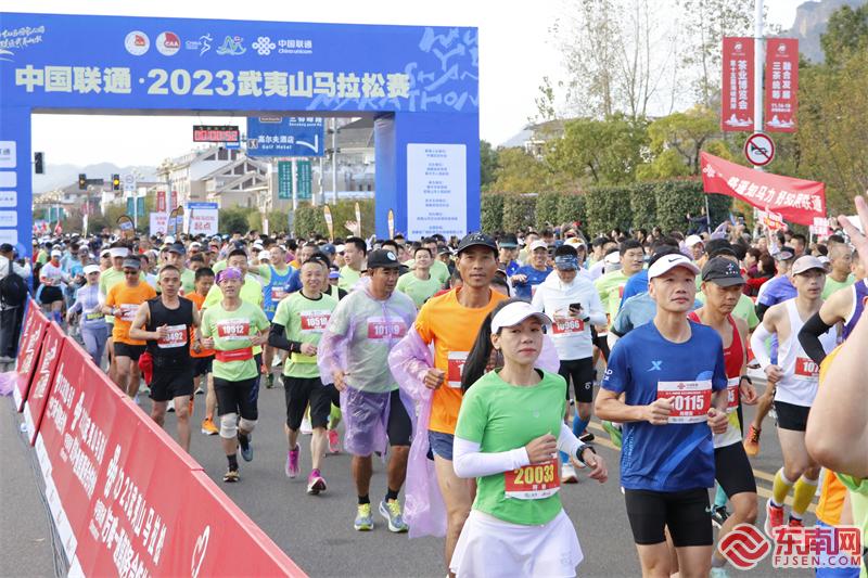 武夷山马拉松现场 东南网记者郑晓丹 摄.jpg