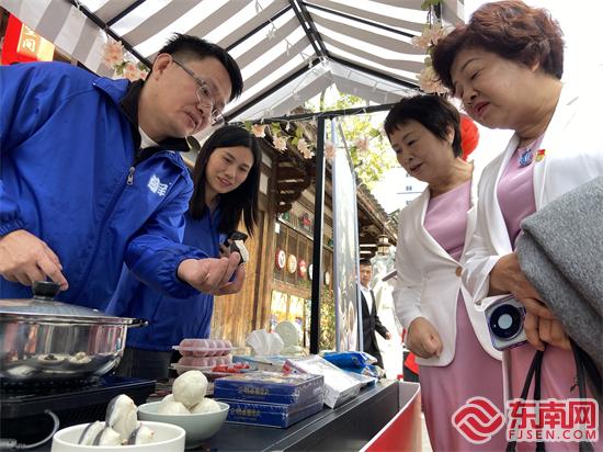 小小鱼丸吸引现场嘉宾了解闽宁协作好物 东南网记者颜财斌 摄.jpg