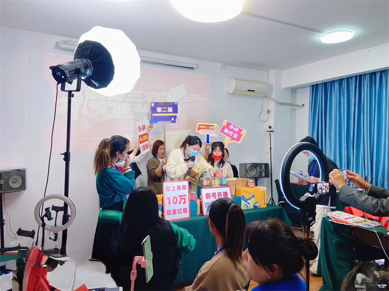 福州农禾抖音电商直播基地的主播们进行带货直播 福州农禾抖音电商直播基地供图.jpg