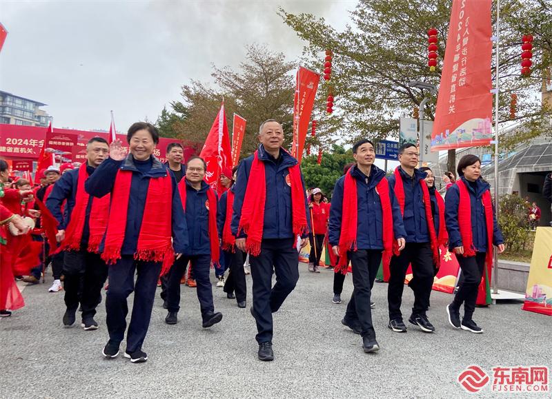 鸣枪后,健步走活动正式开始 东南网记者颜财斌 摄.jpg