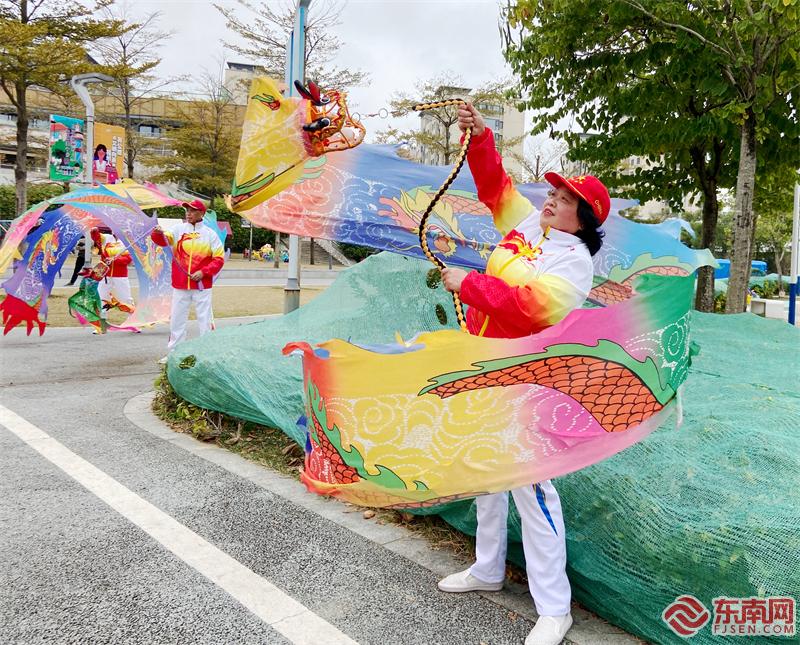 主会场现场,有舞龙爱好者进行舞龙锻炼 东南网记者颜财斌 摄.jpg