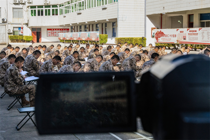 考核场上摄像机全程录像 杨乐松.jpg