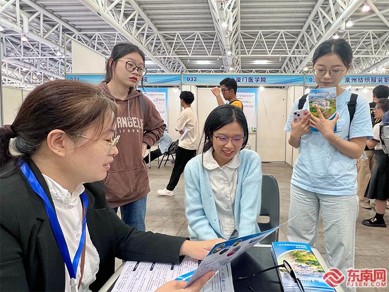 学生与企业代表交流.jpg