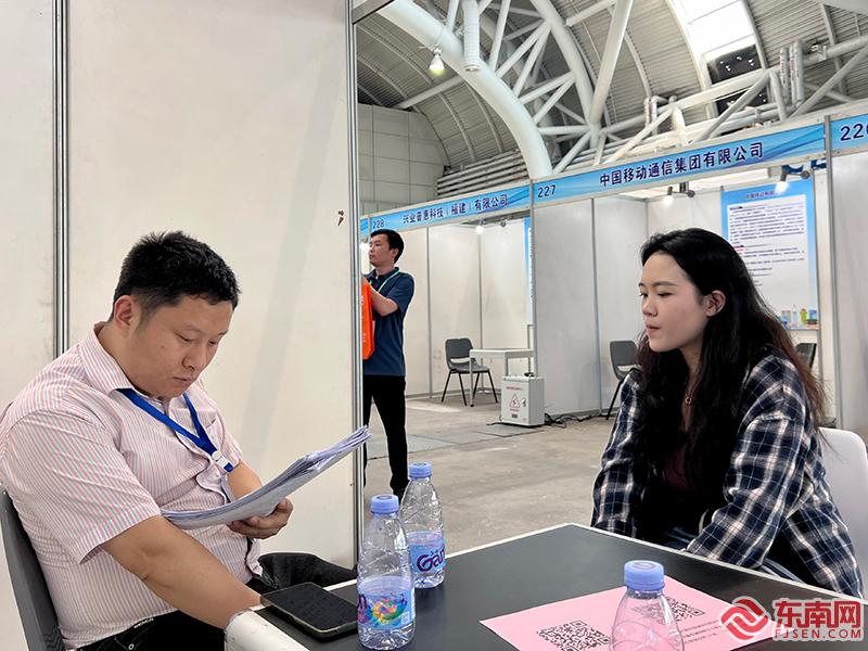 企业代表现场为学生面试.jpg