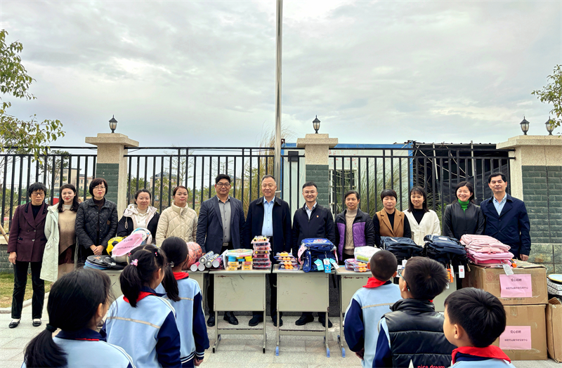 向腊洲小学捐赠.jpg
