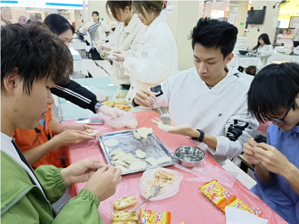 家政同学学习包饺子.png