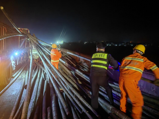 深夜大量毛竹散落高速，多部门联合紧急排险429.png