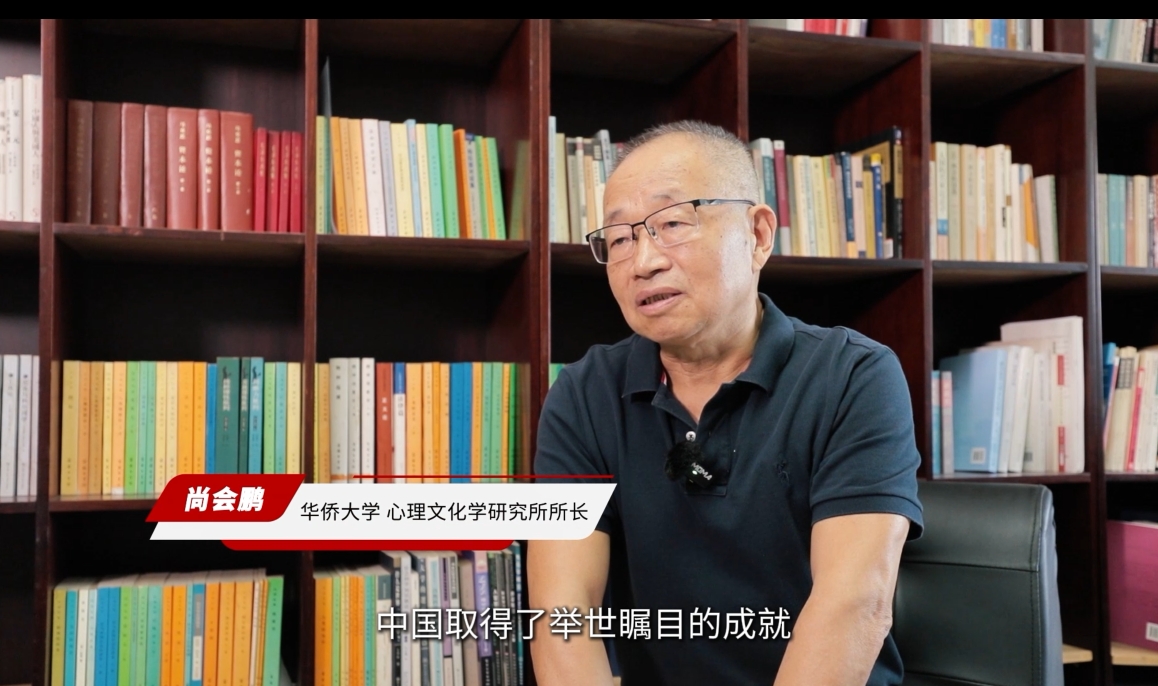 接受采访.png