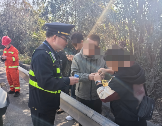 厦门高速执法支队暖心护航平安春运路996.png