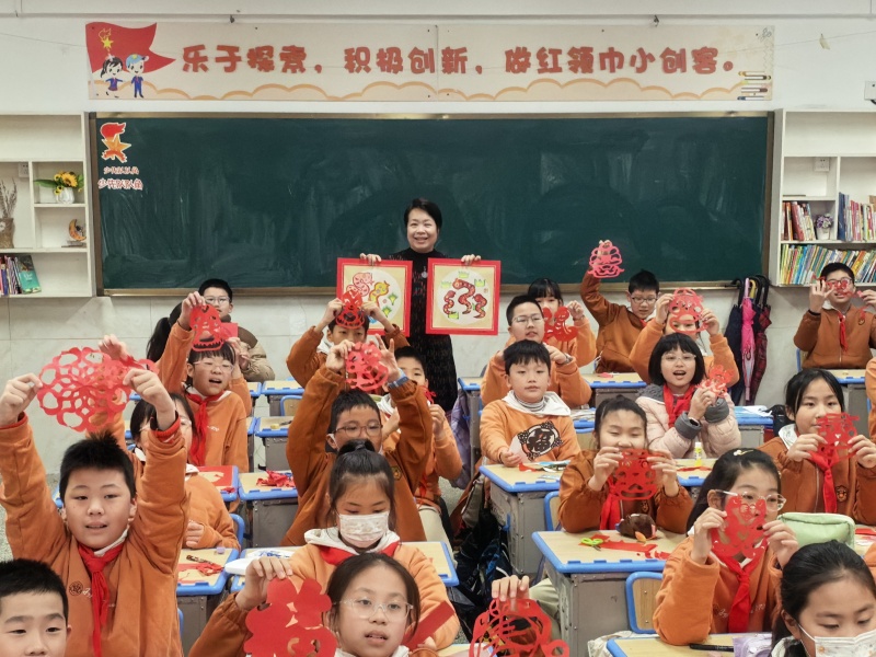 福州教育学院附属第一小学开展剪纸活动.jpg