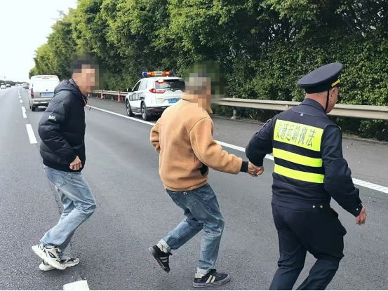 厦门高速执法救助抛锚车辆，暖心护送滞留人员181.png