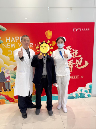 7旬老人重获光明 清华毕业儿子暖心支持320.png