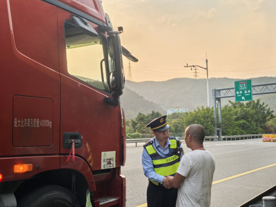 深夜大件货车遇险情 福州高速执法温情护航保畅通348.png