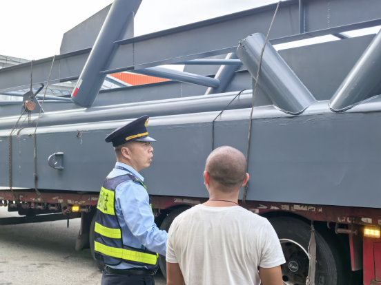 深夜大件货车遇险情 福州高速执法温情护航保畅通145.png