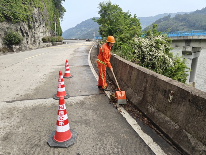 副本从“温柔妻子”到“公路铁娘子”致敬公路养护人的坚守572.jpg