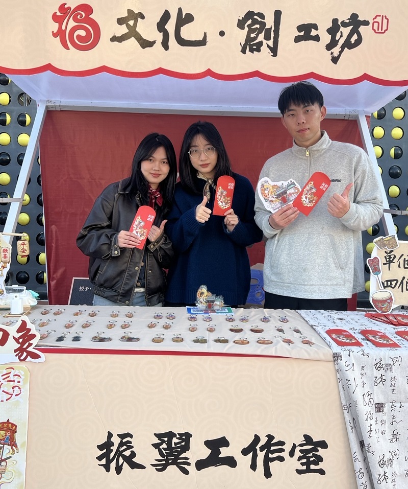 许海正在文创集市推广诏安文创产品.jpg