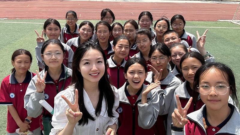 叶智媛在宁夏与学生合照.jpg