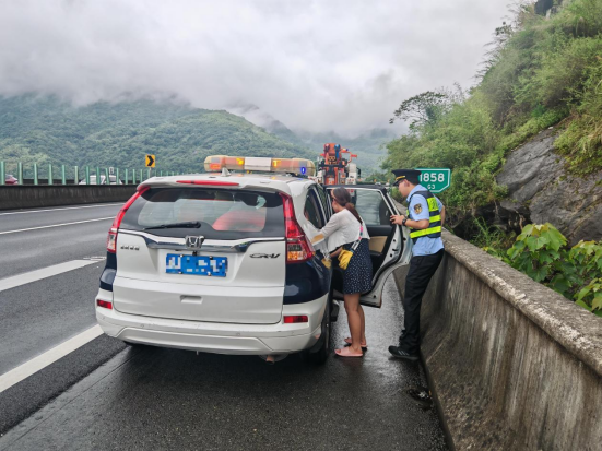 京台高速大巴故障滞留，福州多部门协作半小时接力转运39名滞留乘客582.png