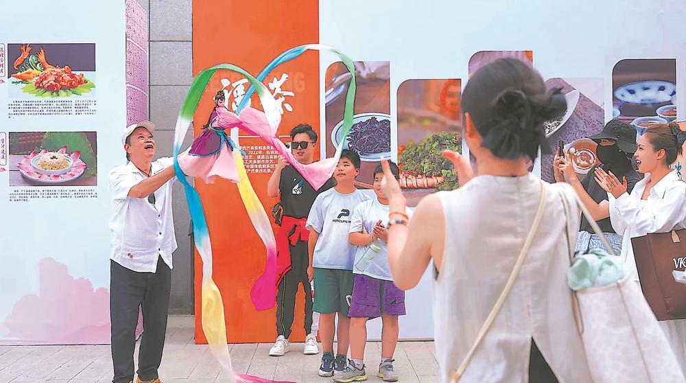 “周末戏相逢”深化闽疆文化交融情
