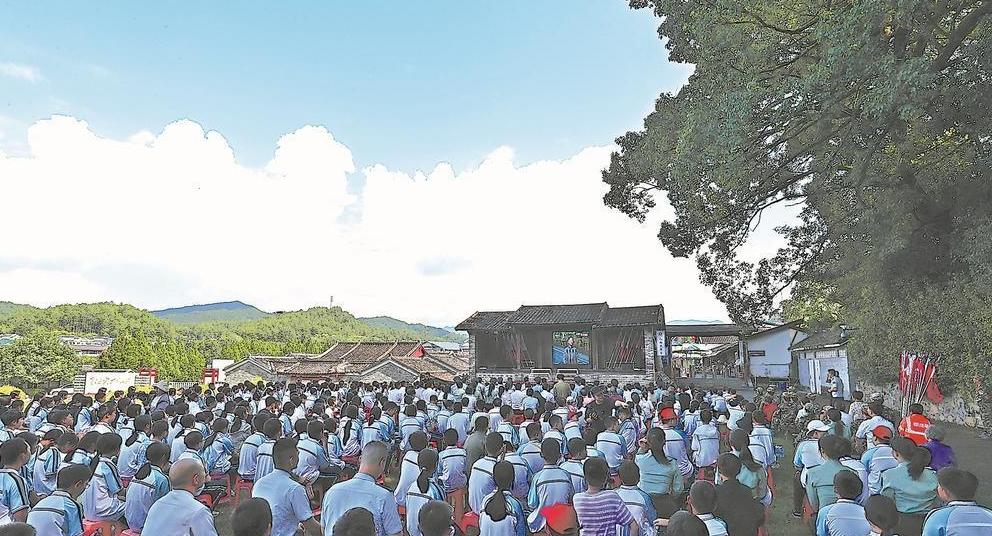 “阅兵台”前的自豪
