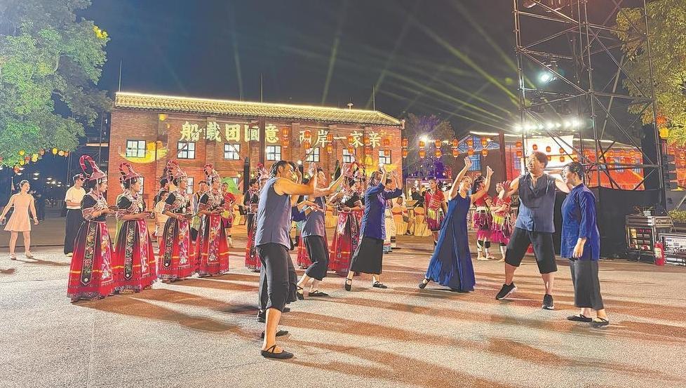 200多名台胞在福州马尾与大陆朋友一起迎中秋