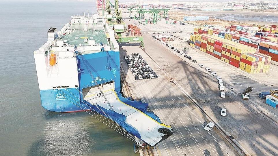 “福建造”船舶与汽车协同出海