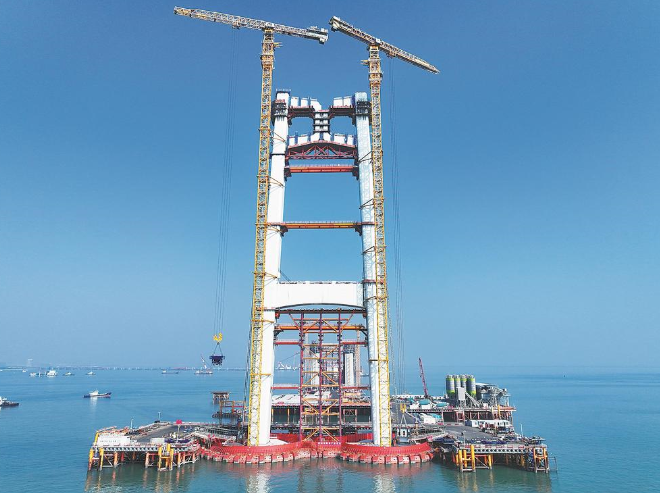 厦金大桥刘五店航道桥东主塔横梁顺利合龙