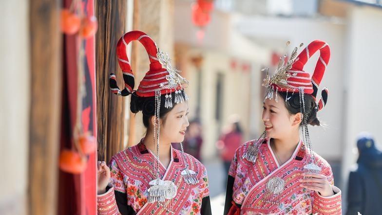 畲族凤凰装秀出“最炫民族风”