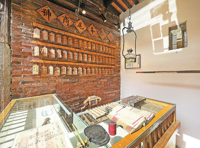 �����ƾӺ�˿�ݣ�������β��˿֮·�Ĺ�Զ����