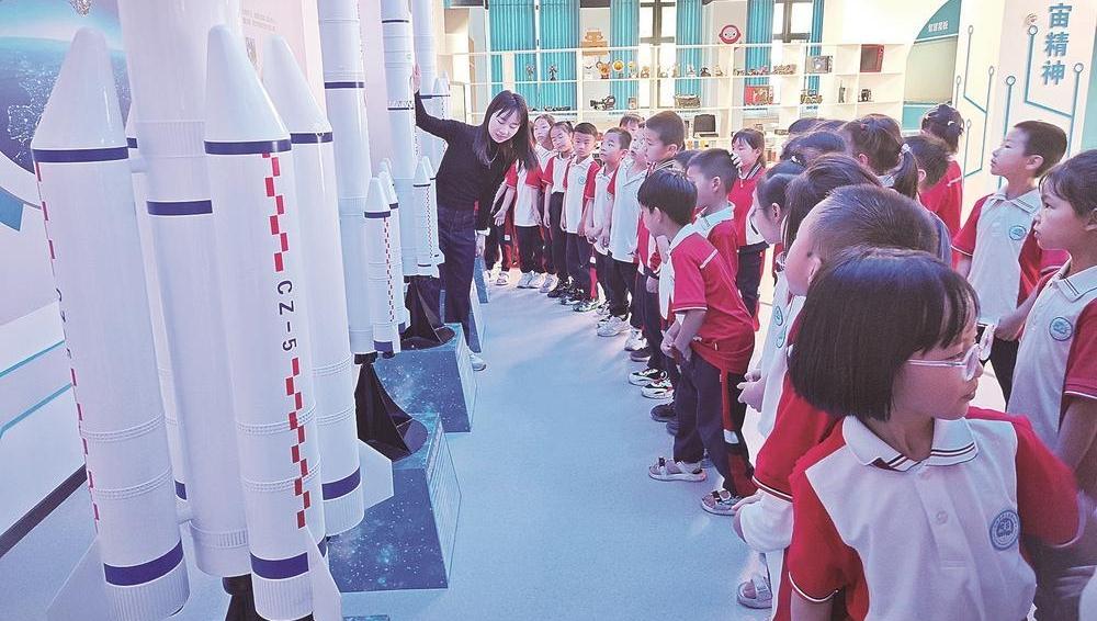 һ��ɽ��Сѧ�ĿƼ�������ͻΧ��֮·