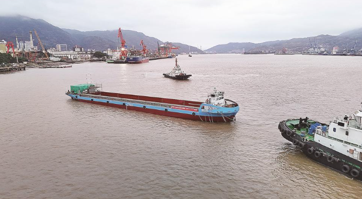 闽江首艘千吨级多用途电动集散船下水