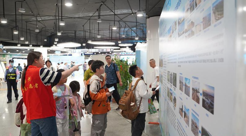 地铁站里矿石亮相、书香循环，福建创新开展世界地球日主题宣传活动