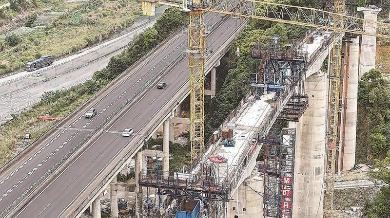 福州港口后方铁路全线首联连续梁边跨顺利合龙