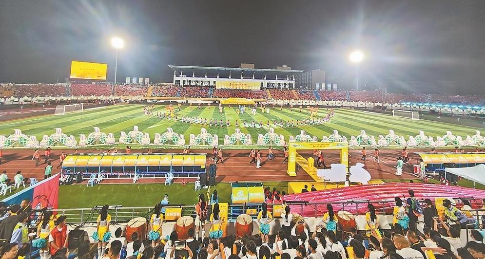 一条巨龙， 从乡野阡陌飞向新时代的舞台