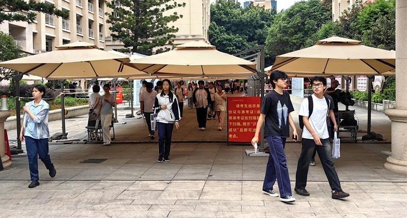 高考考生有序熟悉考场