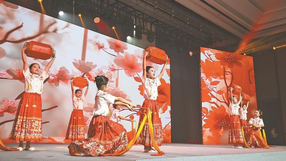 舞蹈《一灯照两岸》向两岸嘉宾展示国家级非遗“闽台东石灯俗”（数宫灯）