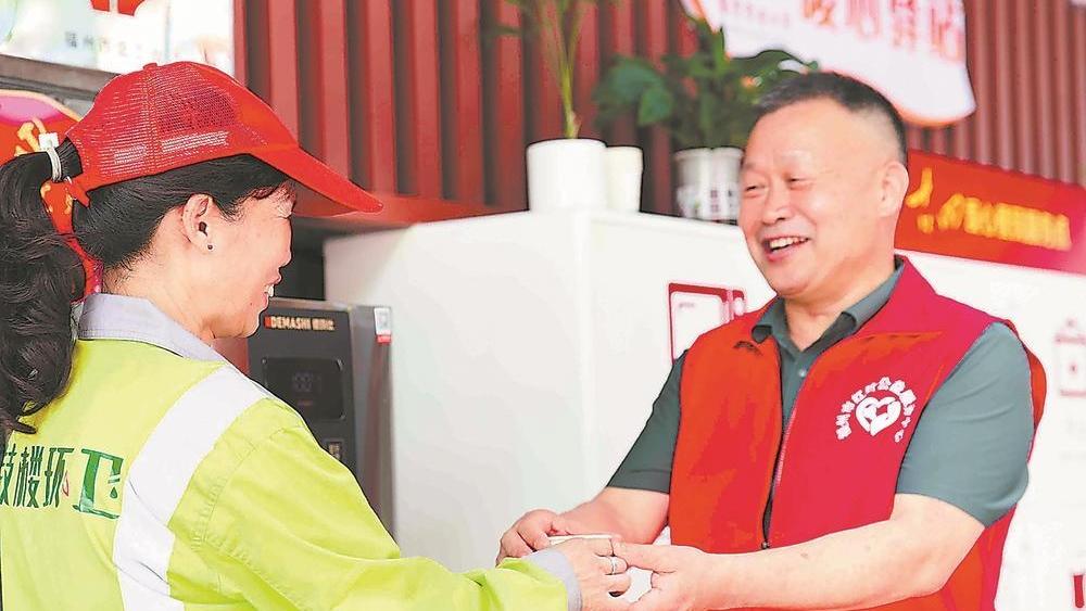“爱心茶摊”起坊巷 父子坚守十七载：那个半人高的保温桶，已经换了8个
