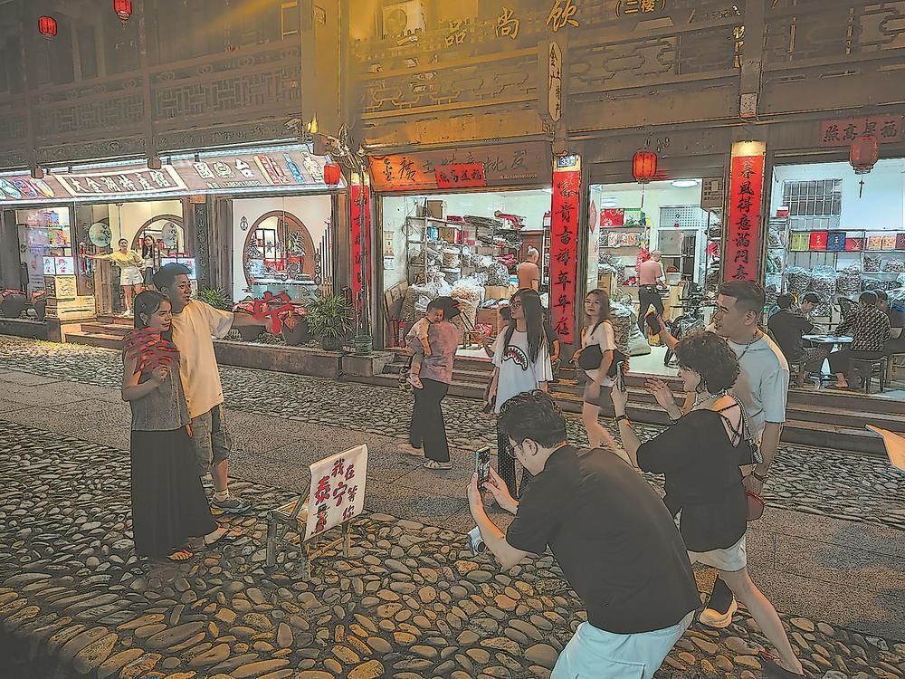 古城夜游人气旺