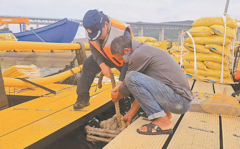 福州海警局长乐工作站执法员帮助渔民加固渔排