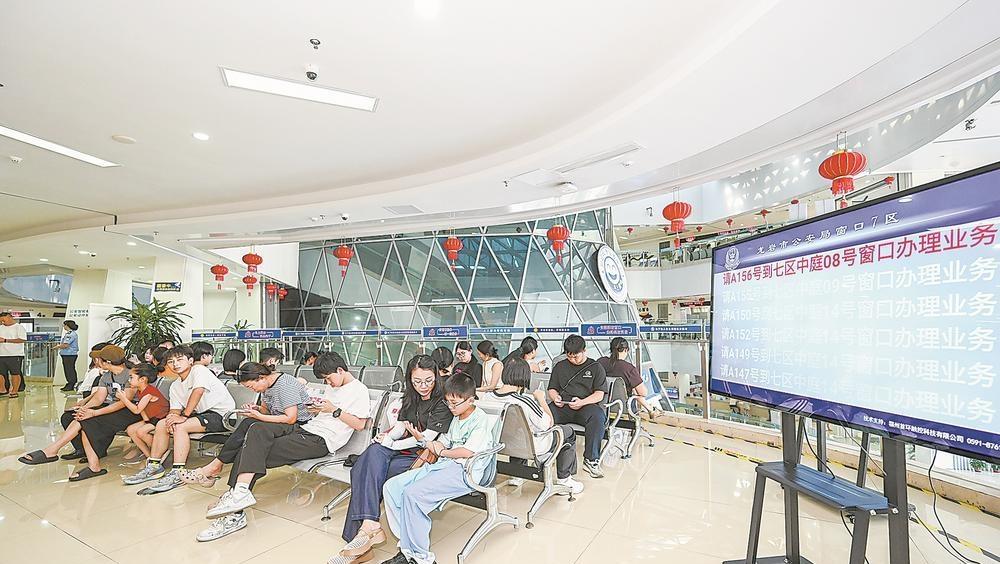 窗口“潮汐”涨落 群众“顺流”直达——龙岩公安出入境窗口应对暑期高峰见闻