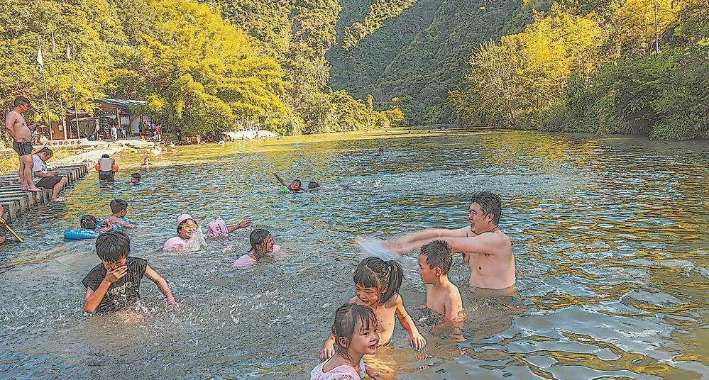 一溪碧水送清凉