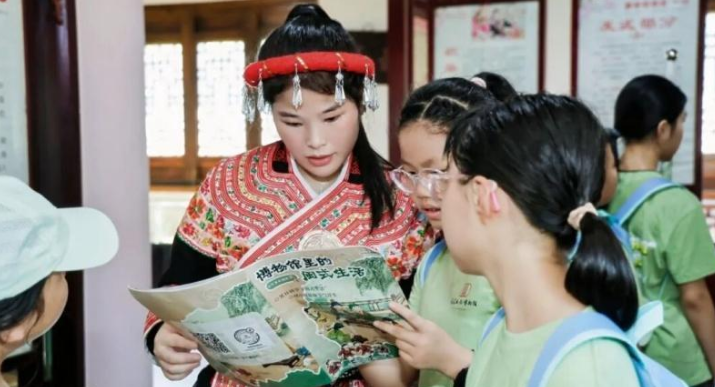 青少年在研学中感受闽式生活