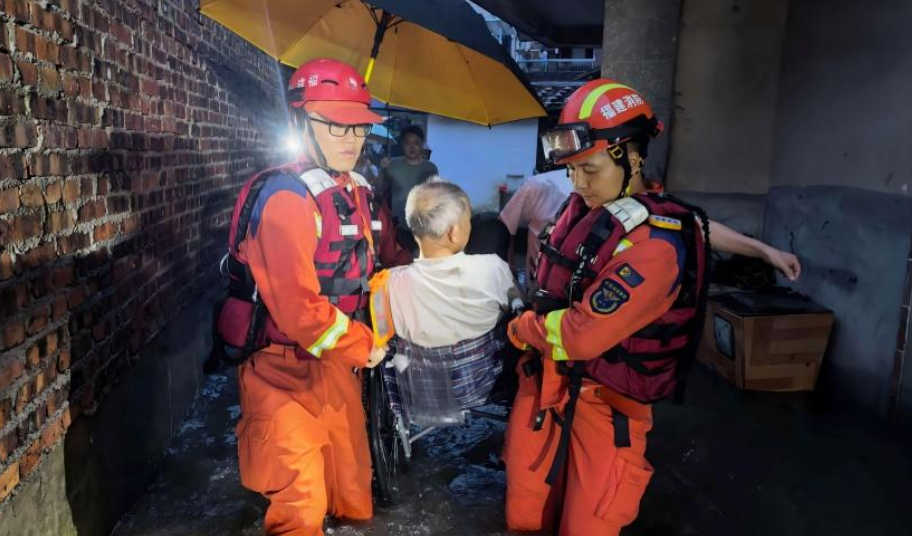 强降雨来袭 福建消防救援人员持续奋战