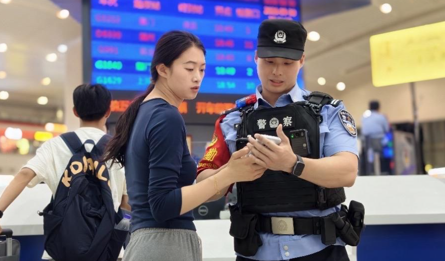 福州站派出所坚守一线 护航旅客平安